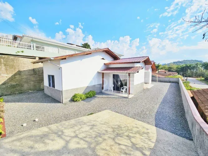 Casa solta a venda com dois quartos no Bairro aguas claras em Brusque