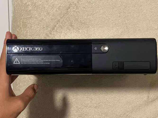 Xbox 360 Super Slim EXTRA com dois controles