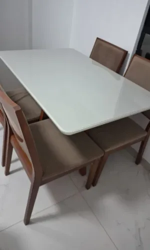 Mesa com 4 cadeiras