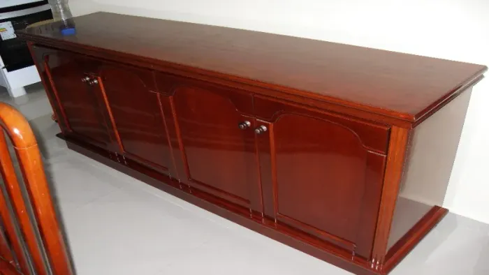 Buffet Rudnick em Mogno com 4 portas medindo 1,85(L) x 0,84(A) x 0,47 (profundidade)
