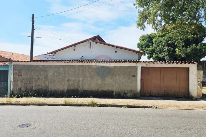 Casa térrea à venda na Vila Santana, em localização estratégica, ideal tanto para moradia 