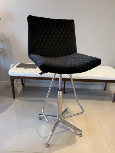 Banquetas de veludo giratórias com pé de metal