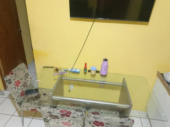 Mesa, cadeira, armário 