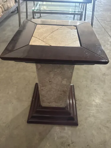 Mesa Lateral Decorativa em Madeira e Mármore - Elegante e Sofisticada