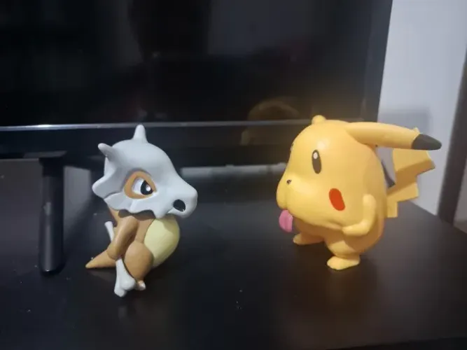 Figura Pokémon Cubone + Pikachu