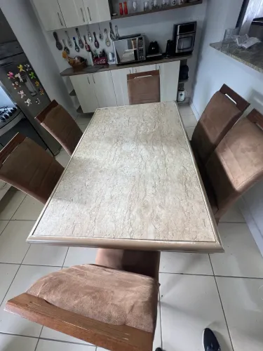 Mesa com tampo de mármore travertino