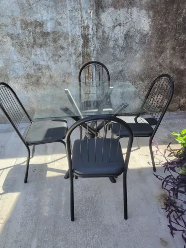 Mesa 4 lugares de ferro e tampo de vidro quadrado
