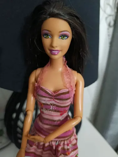 Barbie articulada fashionista troca busto