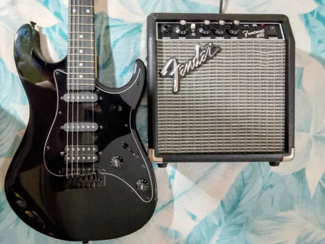 KIT GUITARRA TAGIMA E AMPLIFICADOR FENDER TUDO POR 999$