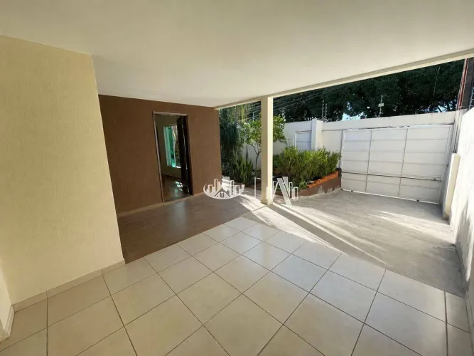 Casa com 3 Quartos para alugar, 180 m² por R$ 3.800/mês - Jardim Adriana II - Londrina/PR