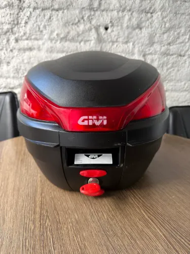 Bau Givi 34 litros em estado de novo