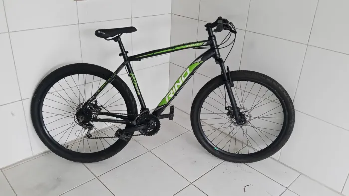 Vendo uma linda bicicleta aro 29 com 21 marcha quadro de alumínio freio a disco