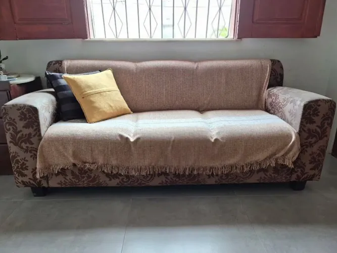 Sofa possui algumas marcas de uso mas em ótimo estado mando os videos