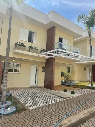 Casa de condomínio para venda possui 210 metros quadrados com 4 quartos