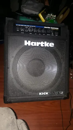 Amplificador de contrabaixo Hartke Kickback 15 HS1200 120W