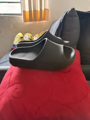 chinelo slide nuvem yeezy preto