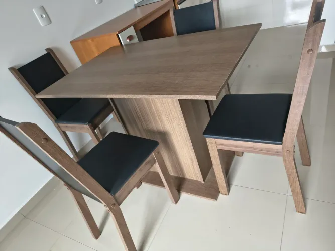 Mesa + 4 cadeiras estofadas