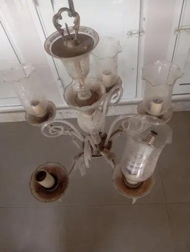 Ilumine seu ambiente com este lustre elegante e sofisticado. Uma peça única que adiciona c