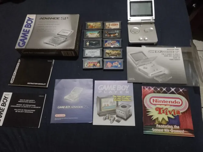 Vendo game Boy advance SP perfeito na caixa original todos os manuais e jogos l!!