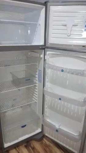VENDO GELADEIRA SEMI NOVA NO PRECINHO