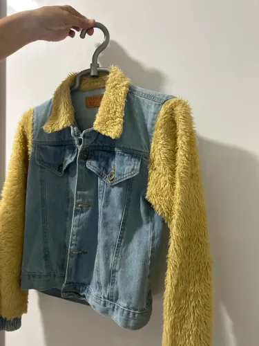 Jaqueta peluda Braço e gola jeans
