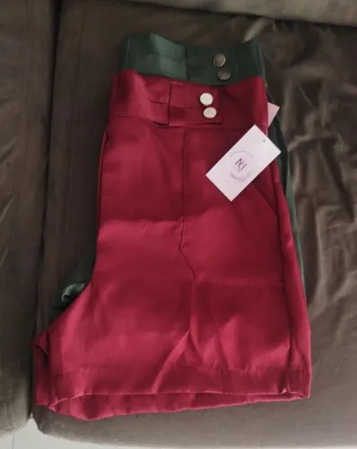 Bermudas femininas, nunca usadas na etiqueta ainda, tamanho G e veste M tbm!!