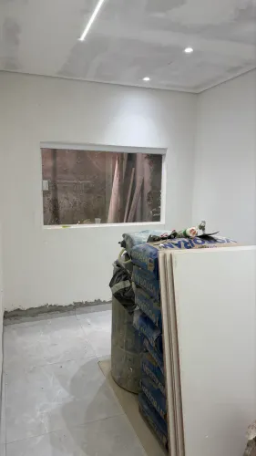 Vendo casa nova janelas de vidro postas madeiras invernizadas pinturas ok . Pisos ok 