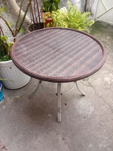 Mesa redonda para área ou jardim.