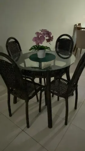 Mesa com cadeiras e Banquetas