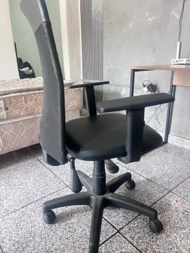 Cadeira de Escritório Giratória com Braços - Preta - Conservada