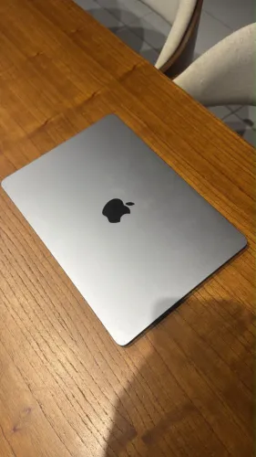 MacBook air M2 Prata com Magic mouse 2 Preto