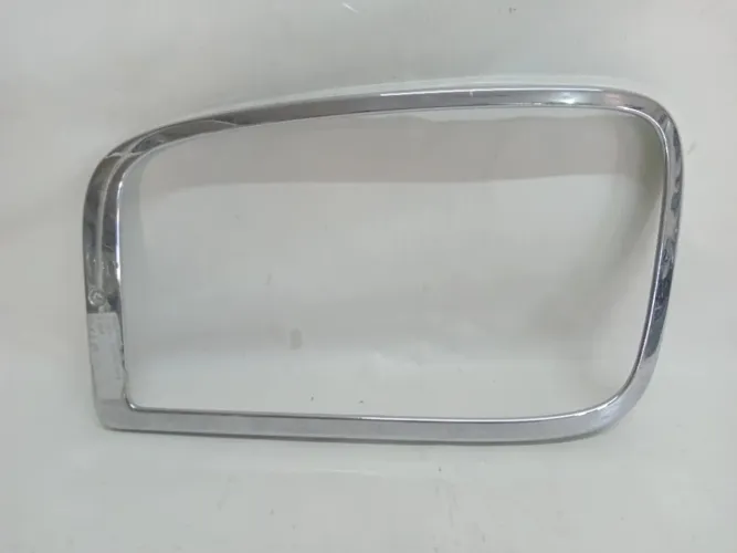 Moldura Do Farol Mercedes Axor L/e Original Usado 