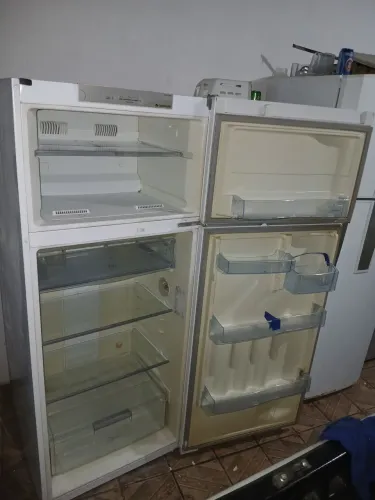 Vende se geladeira continental 324 litros frossfry gelando em cima e em baixo top top