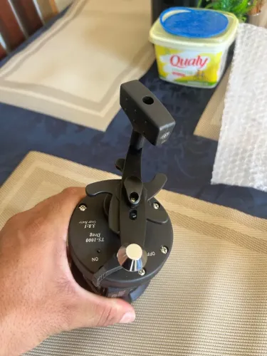 carretilha de perfil alto TSSD 4000L, um equipamento de pesca robusto do tipo tambor/troll