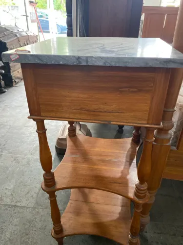 Mesa de madeira e mármore