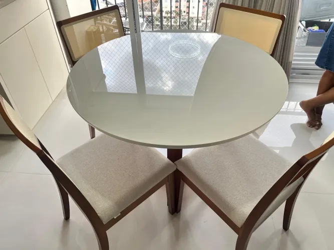Mesa toda de madeira