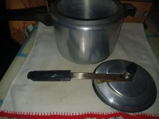 Panela de pressão fortaleza , 4 L ( usada)
