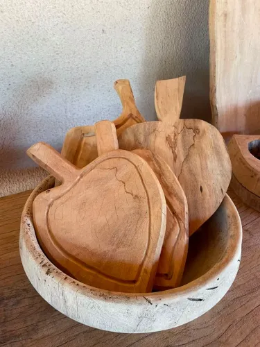 ? TÁBUAS RÚSTICAS EM MADEIRA MACIÇA - PEÇAS ARTESANAIS ?