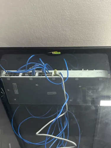 SWITCH 3com 24 canais 2 gigalizados