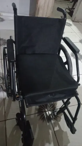 Vendo cadeira de rodas bem conservada.