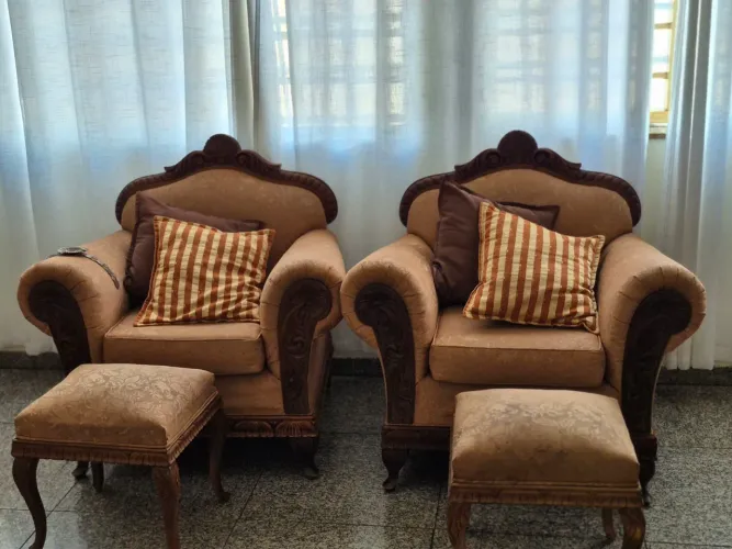 Vendo um jogo de sofá de 3 lugares, 2 poltronas e 2 bancos, antigos bem conservado 