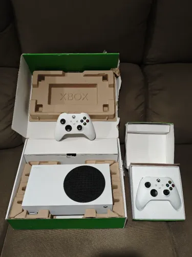Xbox Series S na Caixa + 2 controles