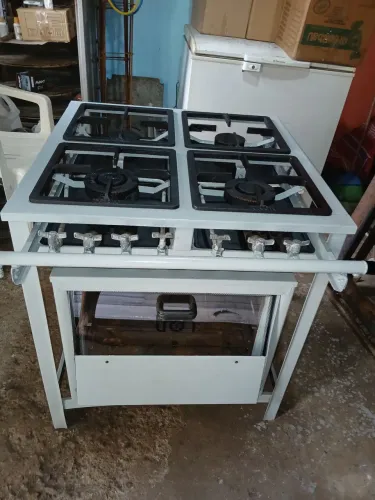 Vendo fogão industrial de marca tron 4 bocas forno tudo em perfeito estado e funcionamento