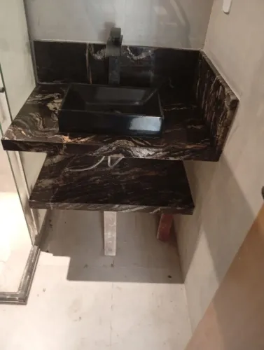Bancada de banheiro com. Prateleira no quartizito