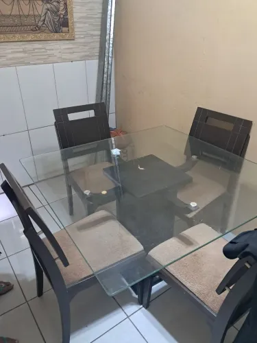 Vendo vidro de mesa, 8mm, para 6 cadeiras. Interessados chamar *