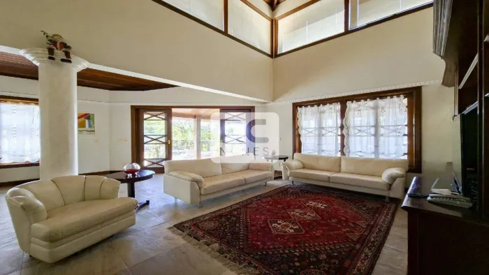 Casa de Alto Padrão à Venda | 490 m² de Área Construída | 560 m² de Lote | 5 Suítes | Pisc