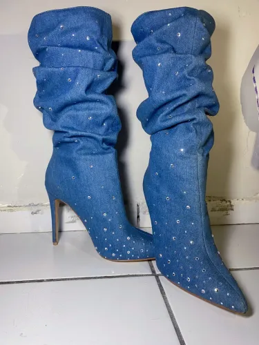 Vende-se bota jeans, nova, nunca foi usada 