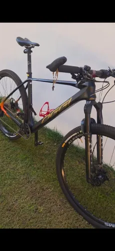 Bike de carbono c/ quadro oggi agile squadra