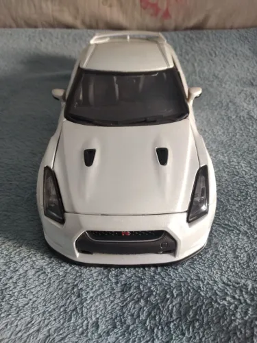 Miniatura Nissan GTR escala 1/18 da marca Burago