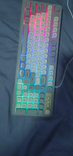 Teclado semi-mecânico LED